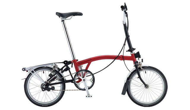 <strong>M3R</strong><br>もっともブロンプトンらしいMタイプハンドルを採用した3段変速のフォールディングバイク。 付属のリアキャリアに最大10kgまで荷物を積むことも可能で、実用性も高い<br>価格｜18万3600円（レッド×ブラックモデル）　ホイール｜16インチ　重量｜約12kg