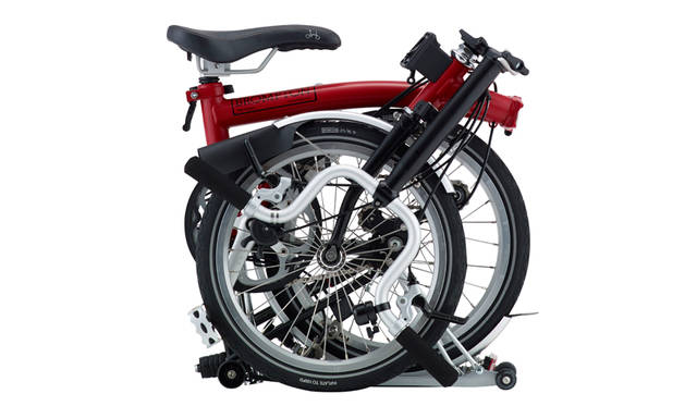 <strong>M3R</strong><br>もっともブロンプトンらしいMタイプハンドルを採用した3段変速のホールディングバイク。 定番モデルとして長く愛されており、リラックスしたポジションが快適な走りを提供する <br>価格｜18万3600円（レッド×ブラックモデル）　ホイール｜16インチ　重量｜約12kg