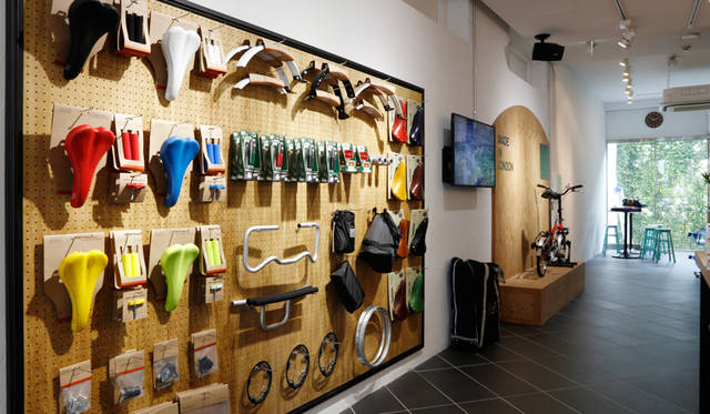 バイク本体のほか、ブロンプトンのトランスポーティングアイテムやラゲッジ類が豊富。こうしたバラエティに富んだアイテムも、オフィシャルショップならではの魅力のひとつだ