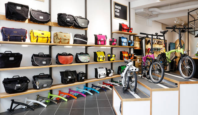 バイク本体のほか、ブロンプトンのトランスポーティングアイテムやラゲッジ類が豊富。こうしたバラエティに富んだアイテムも、オフィシャルショップならではの魅力のひとつだ