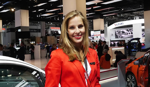 本田技研も女性は少なめ。出展車について詳細に教えてくれる人。