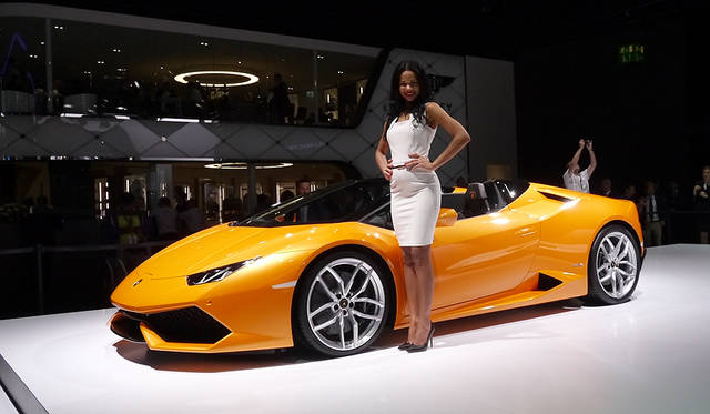 ランボルギーニ「ウラカン LP610-4」の隣りには、マッチョなポーズで（これはランボルギーニの“お約束”）