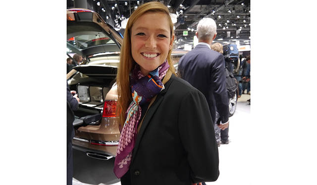 国籍不明な魅力のある女性は、ベントレーで新型SUV「ベンテイガ」のそばにいたひと。