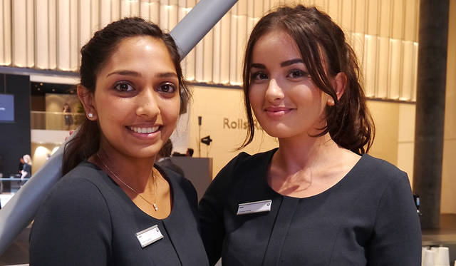 ロールスロイスの新型車「ドーン」のそばにはこんなキュートな二人。