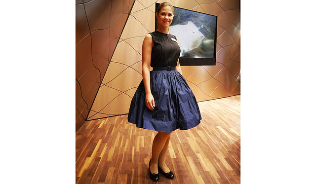 韓国の現代（ヒュンダイ）自動車はモダンなスタイルのブースで女性はフェミニンな装い。