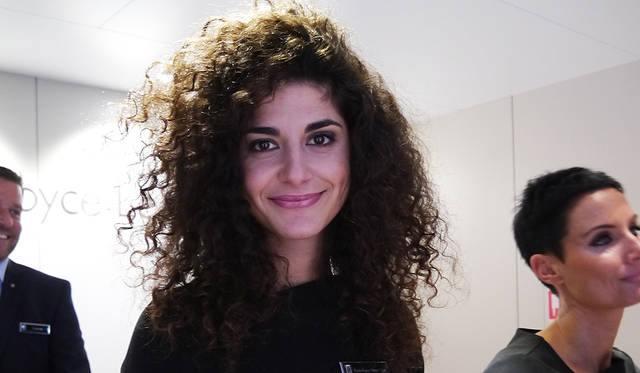 ロールスロイス モーターカーズのレセプショニストは雰囲気たっぷり。