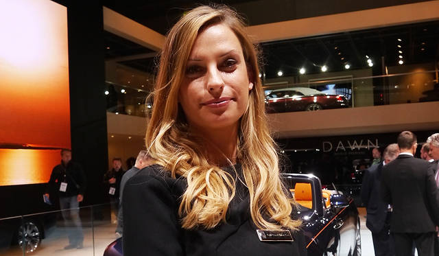 こちらもロールスロイス「ドーン」のコンパニオン。クルマの近くに行く人を規制していた。忙しい人。