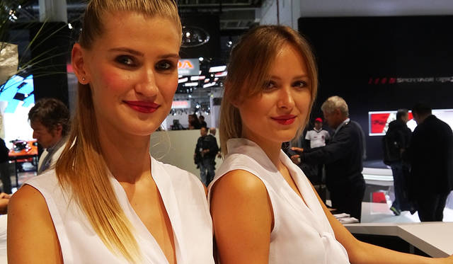 若々しい衣装に身を包んだのはシュコダのレセプショニストたち。