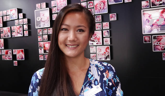 展示内容に合わせて女性の衣装もさまざまなVW。彼女のお仕事はブランドの説明。