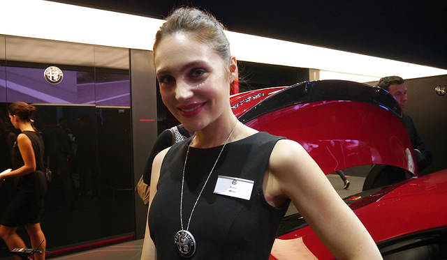 人が途切れないのがアルファロメオ「ジュリア」。妖艶な笑みです。