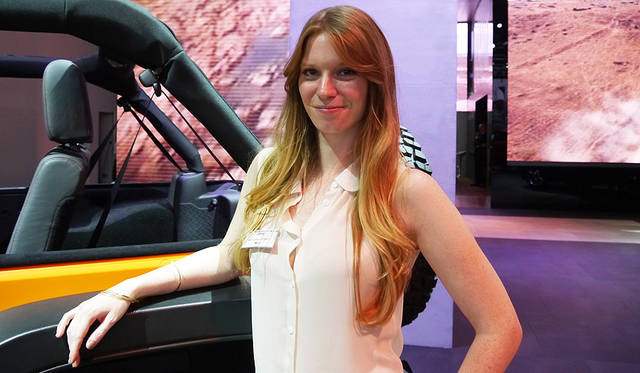 ジープにはまさにジープ的なファッションでアクティブな印象のコンパニオン。