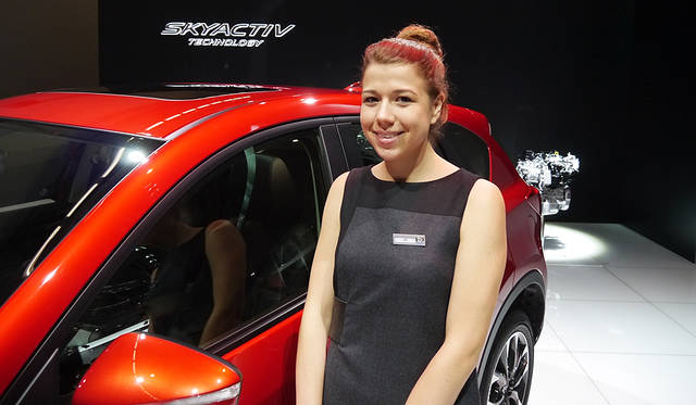 マツダのコンパニオンの髪の毛はヘアダイしているようでした。