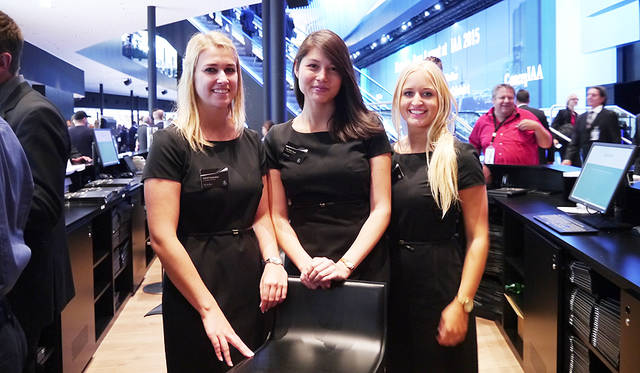 メルセデスベンツのレセプショニストたち。