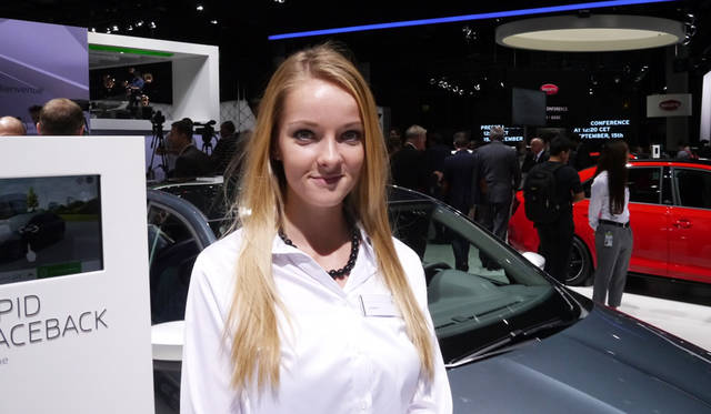 シュコダ・ラピッドの説明をしてくれる女性。