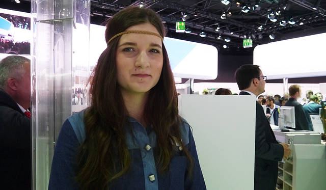 VWのブースは60年代のオマージュか。「パナメリカーナ」というマルチバンのそばにはこんな女性。