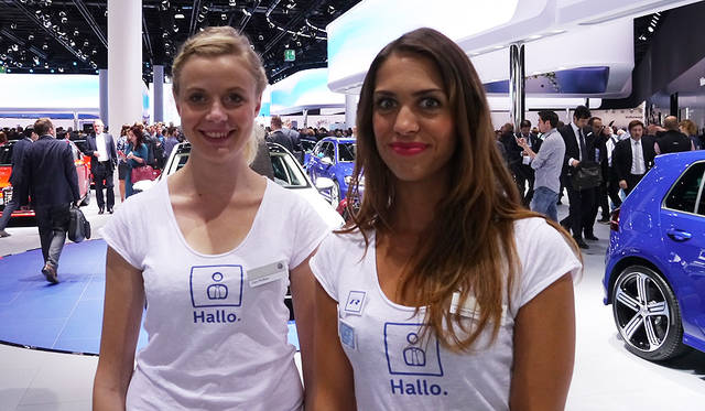 VWのメインブースはホワイトTシャツがユニフォーム。