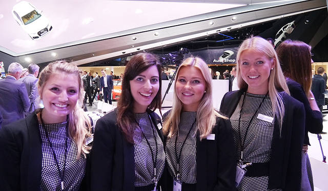 アウディブースのコンパニオン。報道陣の取材日は人でごった返していて、彼女たちを探す出すのも一苦労。