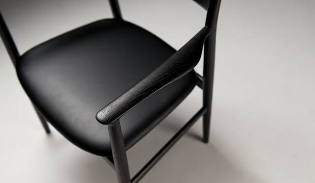 「KAMUY（カムイ）」　ダイニング アームチェア（座張）