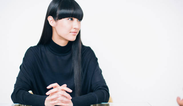 美しいストレートの黒髪がトレードマークのシシド・カフカさんは、この日もLMCの最新コレクションから、「自分を強く見せる好きな色」というブラックを選んで全身を統一。まさにアジアを代表するクールビューティーだ。