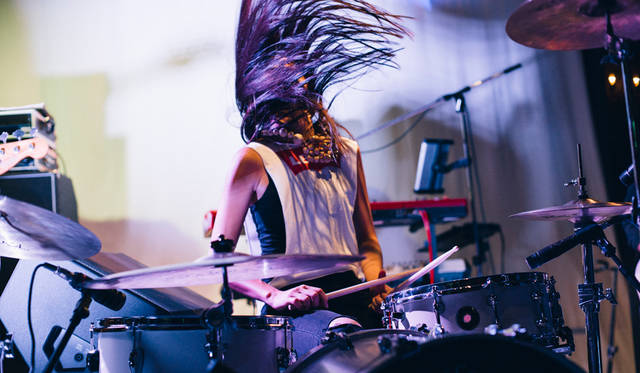 インタビュー後にはリーバイス<sup>®</sup>の新ウィメンズコレクション「LOT 700」のローンチパーティに登場し、ライブパフォーマンスを披露。熱い演奏で会場を盛り上げた。