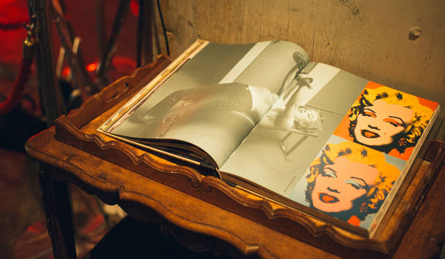 1930年代に世界で初めて女性向けのジーンズを発売したというリーバイス<sup>®</sup>。同社のビジュアルブックには、かのマリリン・モンローが着用した写真も掲載。