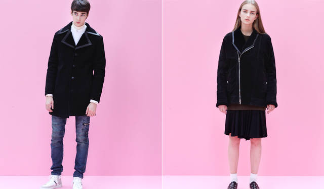 ＜写真左＞毛足をきれいに刈りそろえたムートンによるランチジャケットと、膝上から腿にかけて切り替えを多数施したジーンズによる組み合わせ。今季らしいビッグシルエットのトップスとスキニーなボトムスという対比が新鮮。「ビッグシルエットによって、ハーフコートのように見えるのが面白いですね。異なる素材の白を組み合わせ、首元にポイントを作りました」（丸山氏）。</br>ムートンコート33万7000円、スウェット3万5640円、シャツ4万3200円、ジーンズ7万2360円、スニーカー7万2360円、タートルネック＜スタイリスト私物＞（すべてディーゼル ブラック ゴールド）</br>＜写真右＞ムートンのジャケットは、今季らしいビッグシルエットにデザイン。本来はジャケット丈であるが、ハーフコートのように仕上がっている。また、ジップで開閉するショールカラーのダブルの前合わせというのもユニーク。変形ラグランのような袖付けで、丸みを帯びたショルダーに。「肌を露出しすぎるとセクシーになりすぎるので、敢えてメンズのニットを差しています」（丸山氏）。</br>ムートンジャケット31万3200円、ドレス10万2600円、ニット6万3720円、スニーカー5万9400円、ソックス＜スタイリスト私物＞（すべてディーゼル ブラック ゴールド）