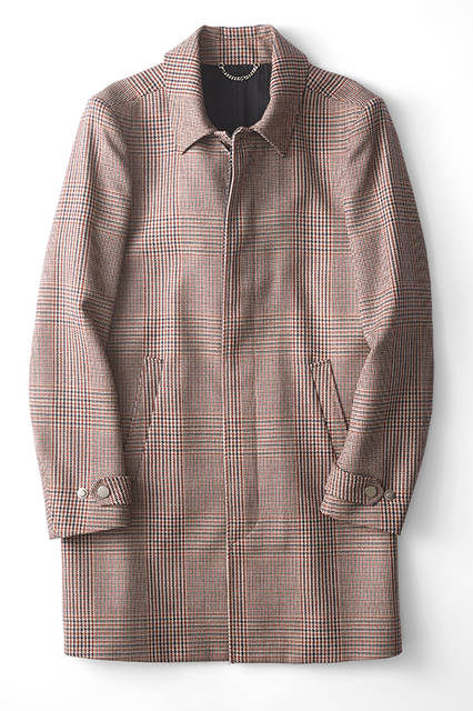 英国らしいハウンドトゥースのウール素材によって、シンプルに仕上げられた膝丈のステンカラーコート。ミニマルな比翼の前合わせ、構築的なショルダーがソリッドな着こなしを完成させる。従来のトレンドは膝上丈だが、今季はやや長めのレングスが粋。コート15万8760円（ディーゼル ブラック ゴールド）