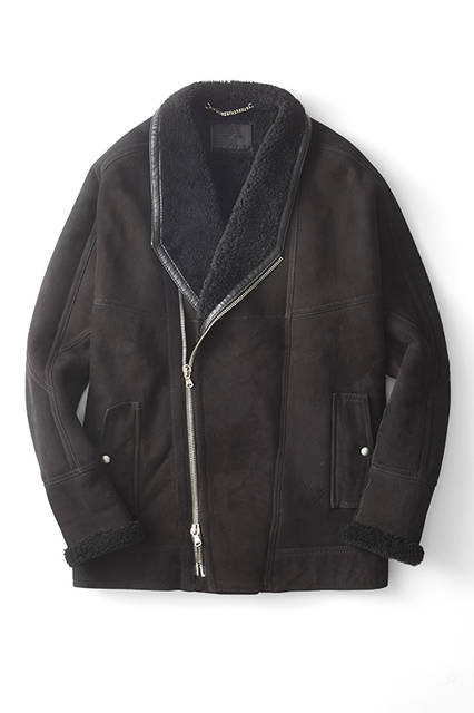 アシンメトリーなライダース風の前合わせによるムートンジャケットは、ビッグシルエットによってハーフコートのように仕上がっている。アームは細いが、ショルダーは丸みを帯びるように、変則的な切り替えを施したドルマンスリーブとなっている。ムートンコート31万3200円（ディーゼル ブラック ゴールド）