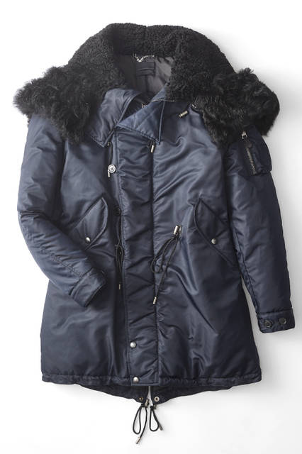 大きく開いた襟にはボアを、フード外周にもたっぷりとファーをあしらったN-3B型のデザイン。ウエストのドローコードや前合わせのフラップ裏にレザーを用いるなど、ディテールにもこだわり抜いた１着。中綿もたっぷりで、防寒性は抜群だコート21万4920円（ディーゼル ブラック ゴールド）