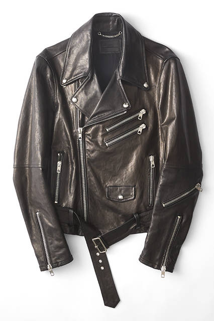 大きくせり出した上襟と幅広い前合わせが印象的なライダースジャケット。随所の大振りなメタルパーツがエッジーな雰囲気を演出。アームは細く、ボディはボクシーなシルエットというのも面白い。ライダースジャケット19万9800円 ※左胸のジップデザインは仕様変更予定（ディーゼル ブラック ゴールド）