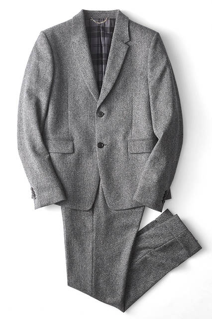 カジュアルが強いこのブランドにあって、正統的なテーラリングアイテムが揃うのが今季らしい。ナローラペルが生む、狭いVゾーンが、往年のモッズを想起させる。上質な英国生地が醸す、上品さも魅力のひとつ。ジャケット10万5840円、パンツ5万760円（ディーゼル ブラック ゴールド）