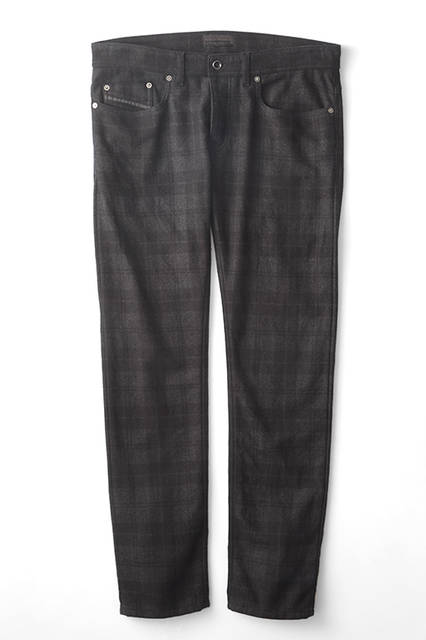 チェックをプリントしたストレッチコットン素材の5Pパンツ。かなりローライズでスキニーなシルエットに。コントラストを抑えたチャコールグレーなら、悪目立ちせず多様なコーディネイトに活用できる。メンズライクなポケットの意匠にも注目。パンツ4万5360円（ディーゼル ブラック ゴールド）