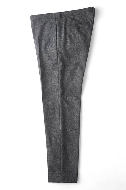 幅広に折り返した裾がアクセントになった、8分丈のウールスラックス。ウエストに前後差をつけることにより立体的にフィットし、裾に向かってテーパードするスリムシルエットが楽しめる。短靴はもちろん、レースアップブーツなどにも効果的だ。パンツ5万1840円（ディーゼル ブラック ゴールド）