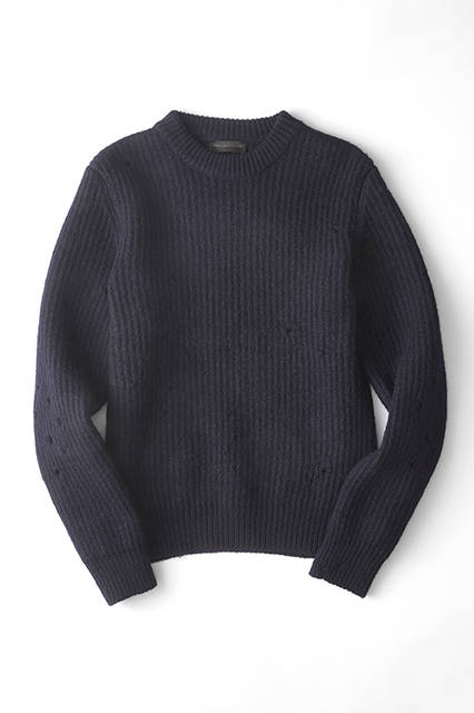 ネックリブを幅広にデザインし、随所に穴を開けているのがパンキッシュなウールニット。加工によって縮絨させており、目の詰まった仕上がりとなっている。シルエットはタイトで、今ならアウターとして、より肌寒くなったらインナーとしても活躍。ニット5万9400円（ディーゼル ブラック ゴールド）