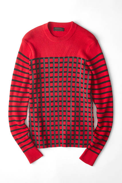 詰まったクルーネックとナローシルエットが特徴のウールリブニット。ボディの格子柄は、元々ボーダーで織った生地の上に、縦ラインだけラバープリントすることで表現している。どこかニューウェーブの雰囲気を感じさせるという点も興味深い。ニット3万8880円（ディーゼル ブラック ゴールド）