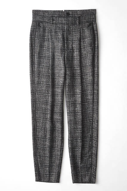 テーパードシルエットのタック入りパンツは、英国的なグレーのチェック生地が今季らしい提案。ウエスト部はベルトループをやや下に配置することで、ハイウエスト風に見せる効果がある。コンサバなようでいてモードなさじ加減が絶妙。パンツ5万9400円（ディーゼル ブラック ゴールド）