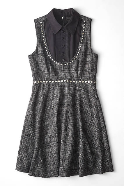 今季多くみられる柔らかなツイードチェックのウール生地で仕立てたミニドレス。アクセントとしてあしらった、フラットなメタルスタッズでパンキッシュに。黒いプリーテッドフロントシャツをレイヤードし、全体的にはフェミニンにまとめている。ドレス10万2600円（ディーゼル ブラック ゴールド）