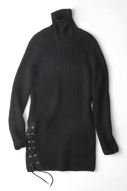 滑らかなウールリブニットは、ワンピースのようにも着用できるロング丈のデザイン。左裾にレースアップのディテールを加えることで、アウターとしてもインナーとしてもインパクトあるコーディネイトに。異素材の黒でレイヤードを楽しみたい。ニット7万200円（ディーゼル ブラック ゴールド）