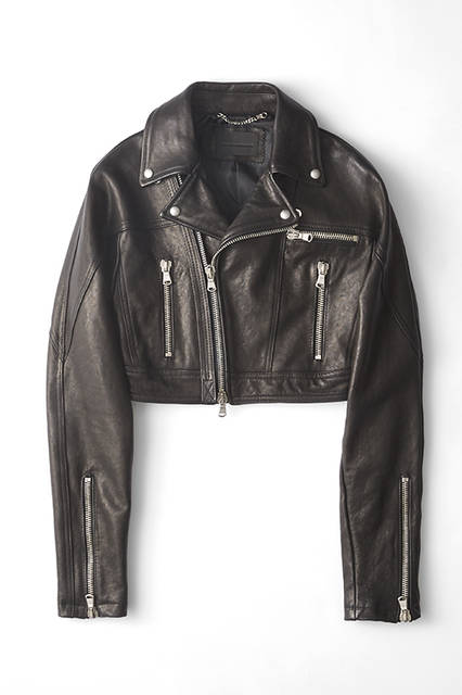 クロップド丈のアレンジが80年代のニューウェーブを感じさせるライダースジャケット。丸みを帯びたショルダーライン、多数配置した主張あるジッパーが特徴だ。アームはかなり細く、全体的にタイトフィット。自由なレイヤードを存分に楽しみたい。レザーライダースジャケット16万7400円（ディーゼル ブラック ゴールド）