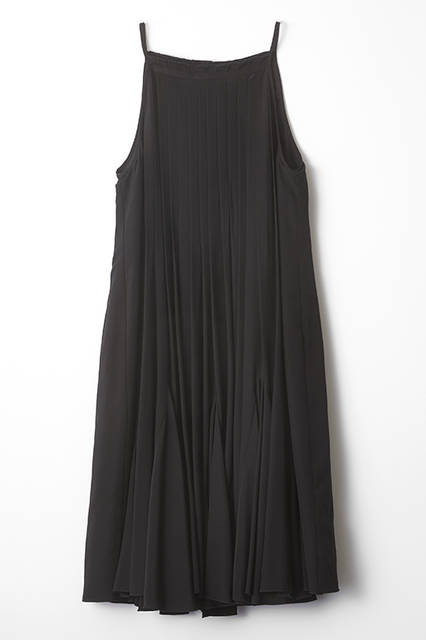 プリーツを多用した、シンプルなリトルブラックドレス。1着だけでも十分にフェミニンでいてセクシーだが、レイヤードによってさらなる可能性を発揮。シルクレーヨンによる柔らかな肌触りと上質さもコレクションブランドならでは。ドレス12万6360円（ディーゼル ブラック ゴールド）