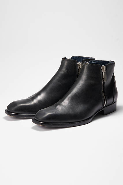 スマートでエレガントなチゼルトウが印象的なサイドジップのブーツ。ソリッドなジッパープルが付属し、どこかパンキッシュな印象に。ドレッシーなレザーソール仕様なのに、ネイビーのレザーライニングというアレンジからも遊び心を感じさせる。ブーツ9万7200円（ディーゼル ブラック ゴールド）