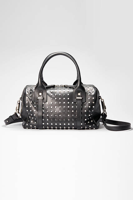 フラットなメタルスタッズを、上質なカーフレザーに惜しみなくあしらったミニボストン。大振りなスナップスイベルを組み合わせたショルダーストラップと、肩がけ可能なレザーハンドルによって多彩なシーンで使えるデザインに。バッグ12万2040円（ディーゼル ブラック ゴールド）