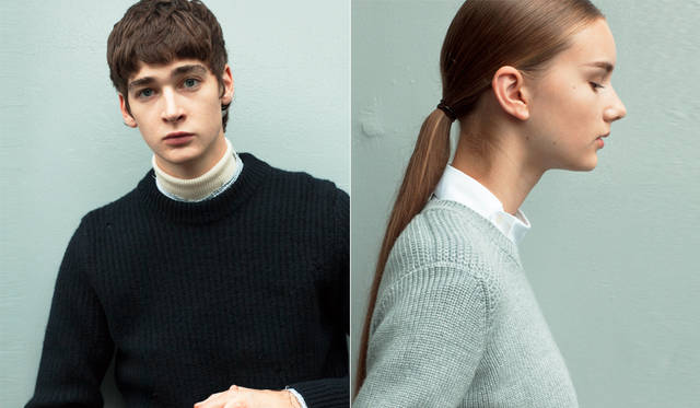 ＜写真左＞縮絨加工によって、ぎゅっと目を詰まらせたウールニットは、随所に穴を開けたヴィンテージのようなデザイン。上襟をカットオフしたグラフチェックのシャツを挟んだ、ニット・オン・ニットで着こなしている。「穴あきのデザインを目立たせるためにも、下に白アイテムを加えることがポイントです。P.I.Lのジョン・ライドンのような雰囲気も感じさせる、パンキッシュさが魅力のアイテムですね」（丸山氏）。</br>ネイビーニット5万9400円、シャツ3万5640円、タートルネック＜スタイリスト私物＞（すべてディーゼル ブラック ゴールド）</br>＜写真右＞グレーのミドルゲージニットに、アシンメトリーな合わせの白いシャツを組み合わせた。こうしたギミックあるデザインが知的な遊び心を感じさせる。「今回のスタイリングでは、白いソックスを多用しました。主張の強いデザインと黒がキーカラーになる今季のディーゼル ブラック ゴールドに、こうした柔らかさを感じさせるアイテムが不可欠です。その点でも、こうしたネックデザインに主張がある白シャツが効果的です」（丸山氏）。</br>ニット3万7800円、シャツ3万1320円（すべてディーゼル ブラック ゴールド）