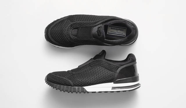 24-OPENERS0910_1802 定番モデルの『COLORADO EIGHTY-FIVE』から派生したモデル。前足部のソールの巻上げやラギットな意匠は継承しつつ、アッパーをミニマルに表現しベロとアッパーが一体化されたモノソックを採用。異なるエアメッシュの組み合わせによってカラーに変化をつけている。1万3000円(税抜)