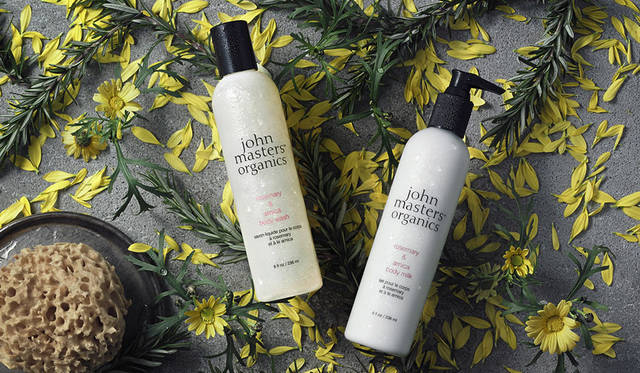 <strong>john masters organics｜ジョンマスターオーガニック</strong><br />森林浴をしているようなすがすがしい香りのローズマリー＆アルニカ。左／R&Aボディミルク 3434円（236ml）、右／R&Aボディウォッシュ 2981円（236ml）