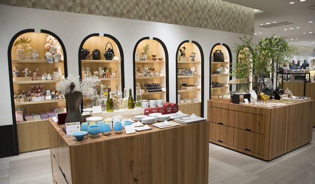 <strong>rooms｜ルームス</strong><br />渋谷ヒカリエ ShinQs 2階「rooms Ji-Ba（ルームス ジーバ）」　