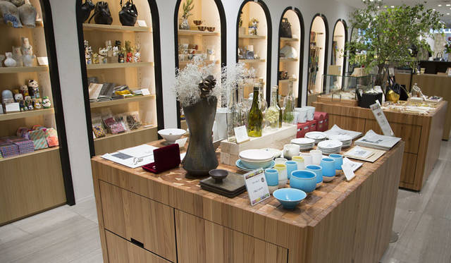 <strong>rooms｜ルームス</strong><br />渋谷ヒカリエ ShinQs 2階「rooms Ji-Ba（ルームス ジーバ）」　