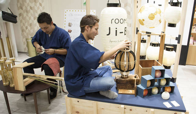 <strong>rooms｜ルームス</strong><br />「rooms Ji-Ba（ルームス ジーバ）」　オープンを記念した京・地張りの提灯の実演