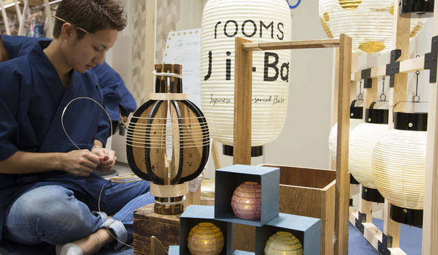 <strong>rooms｜ルームス</strong><br />「rooms Ji-Ba（ルームス ジーバ）」　オープンを記念した京・地張りの提灯の実演