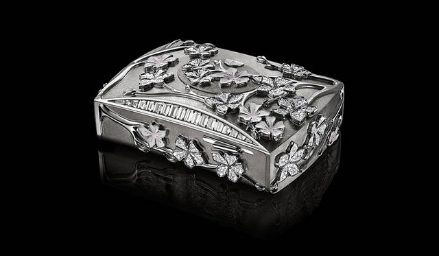 <strong>コンタンプラシオン デュ セルシエ インペリアル</strong><br />ケース｜ダイヤモンド付き18Kホワイトゴールド<br />ムーブメント｜手巻き（Cal.FR2903）<br />機能｜演奏ボタンの操作により作動するソヌリ：ふたつのバードソング（ミソサザイ、アメリカムシクイのさえずり）またはオルゴール演奏（モーツァルトの交響曲第40番からの抜粋）<br />予価｜2億5000万円<br />